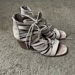 VINCE CAMUTO Crème Lace Sandals